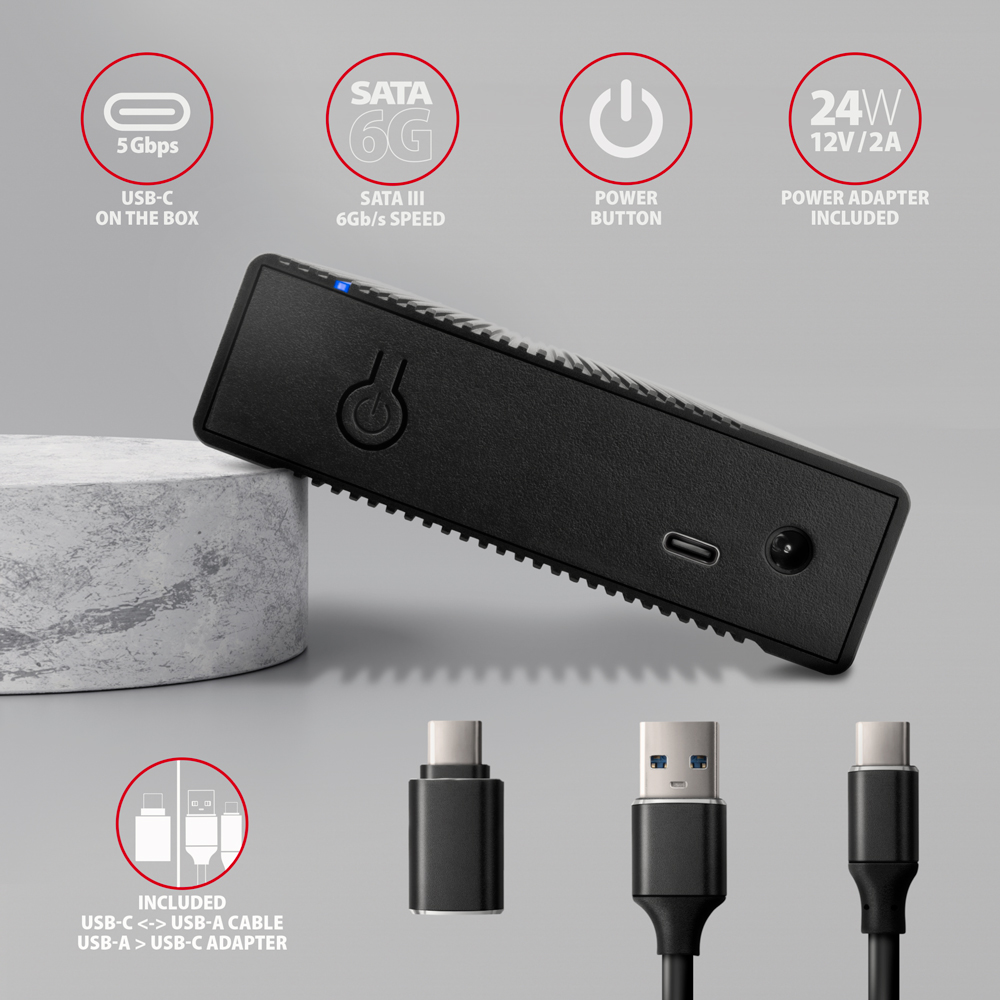 Fekete készülék ikonokkal, kábelekkel és szöveggel. USB-C, SATA, bekapcsológomb és adapter látható.