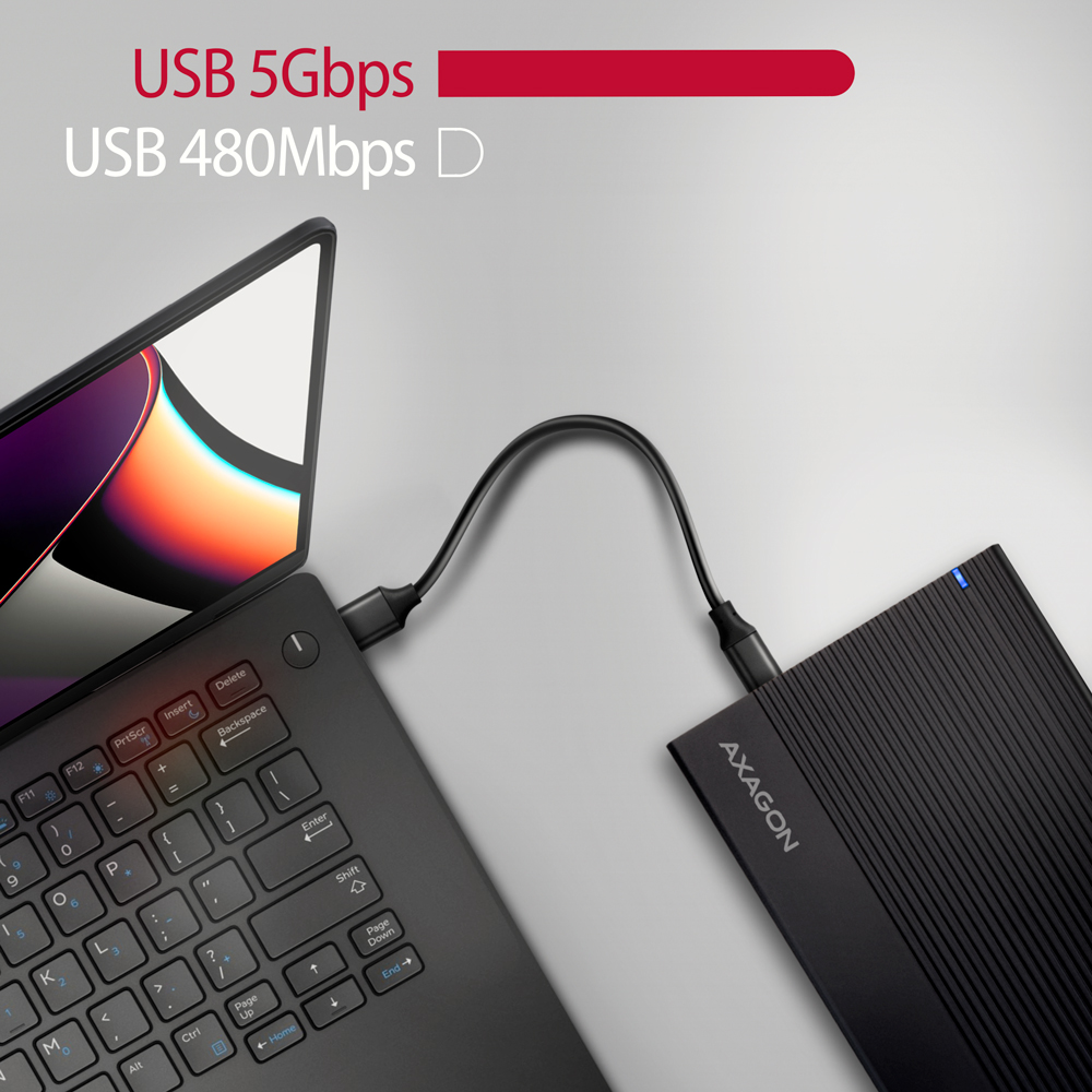 Laptop fekete külső merevlemezhez csatlakoztatva USB-kábellel. A szöveg 5Gbps és 480Mbps sebességet jelez.