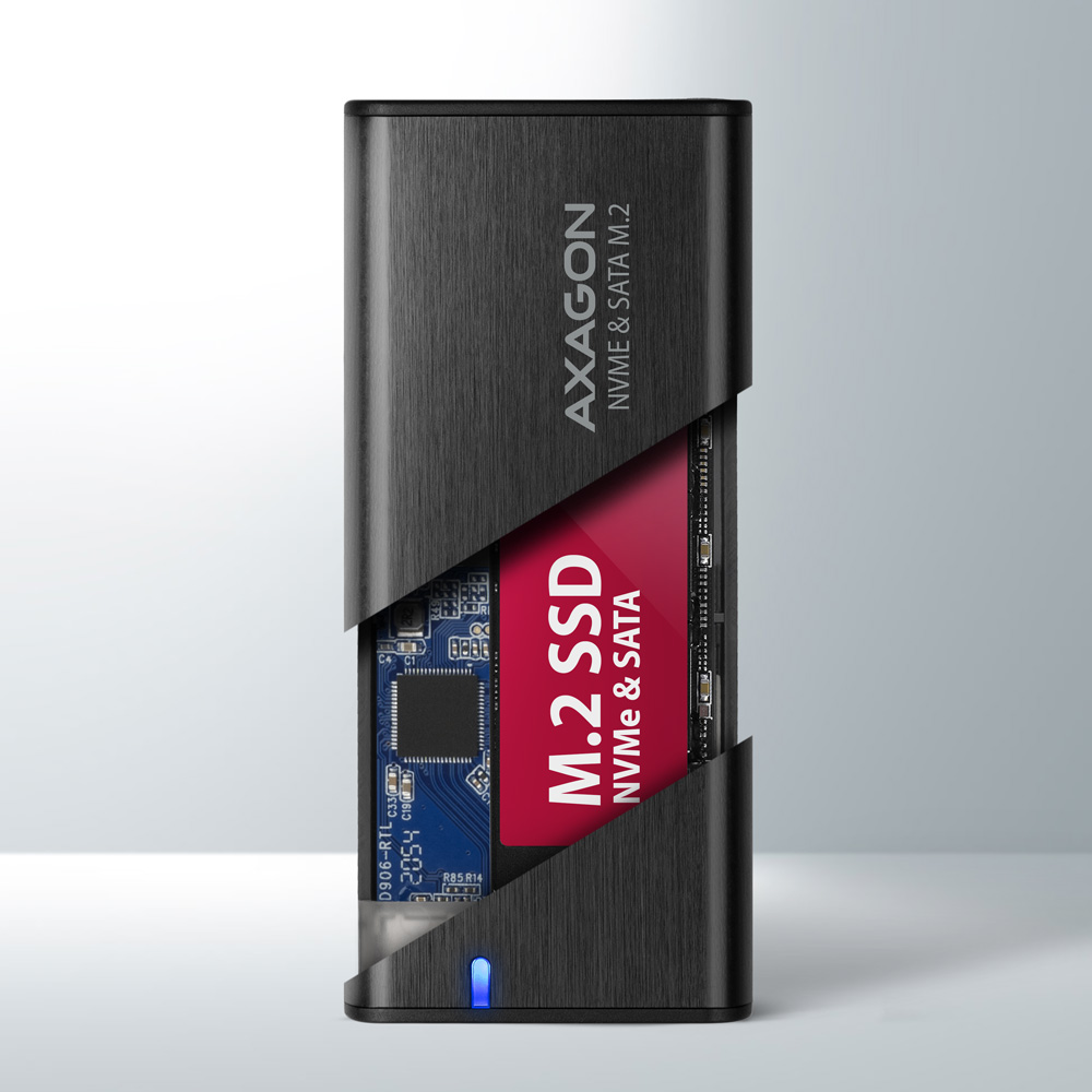 Egy fekete külső SSD-tok piros SSD-vel belül és kék fénnyel.