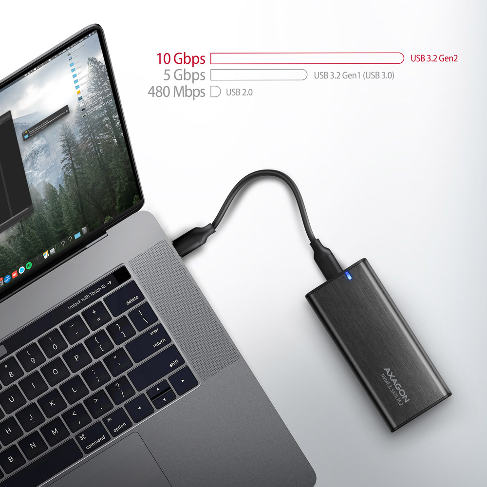 Egy laptop fekete külső merevlemezhez csatlakoztatva fekete USB-kábellel. Adatátviteli sebességek láthatók.