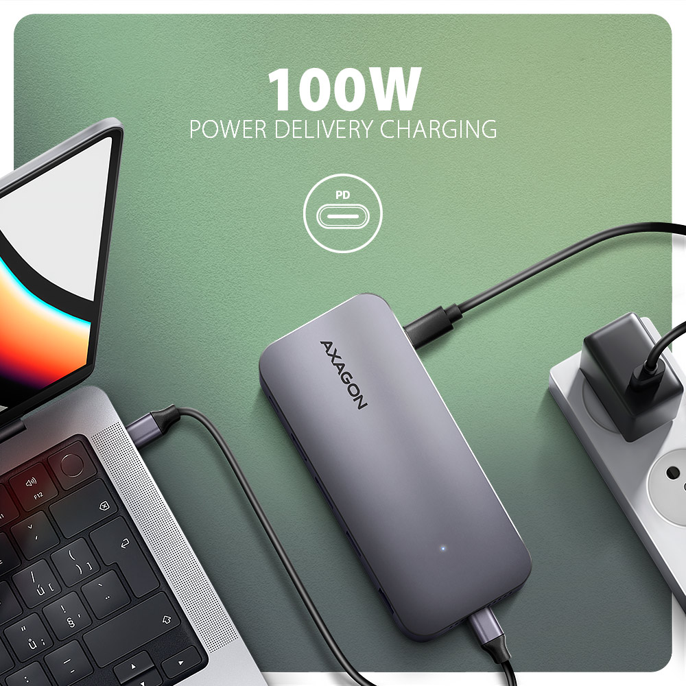 Egy laptop és egy töltőhub. Power Delivery töltési funkcióval rendelkezik.