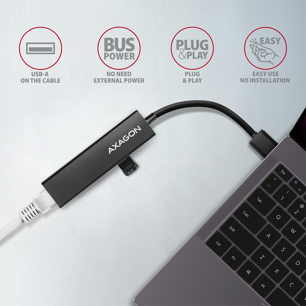 Fekete adapterkábel laptophoz és fehér ethernet kábelhez csatlakoztatva. Szöveg: USB-A a kábelen.