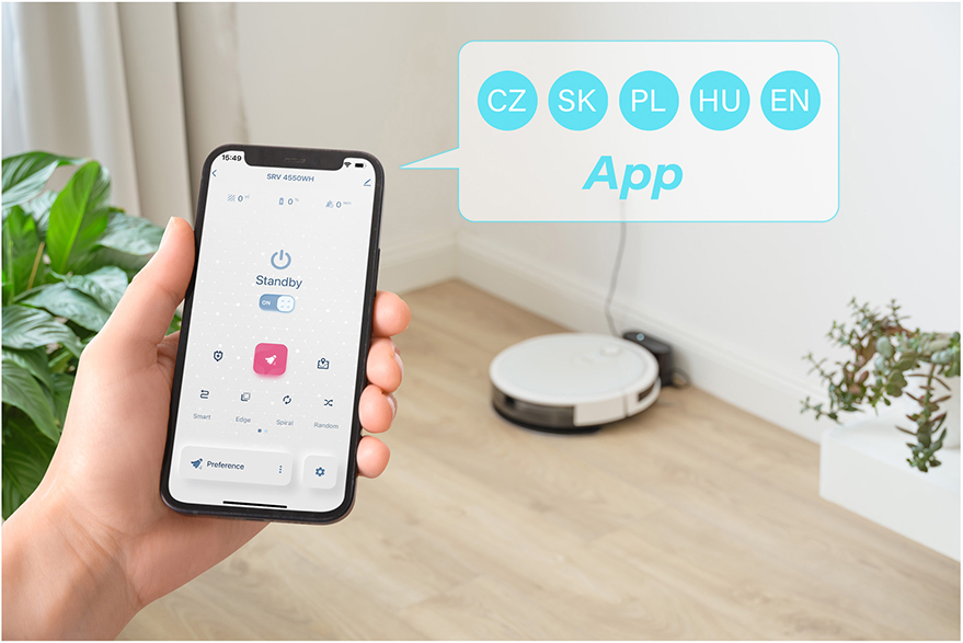 Kéz telefonnal; app felület, robotporszívóval.