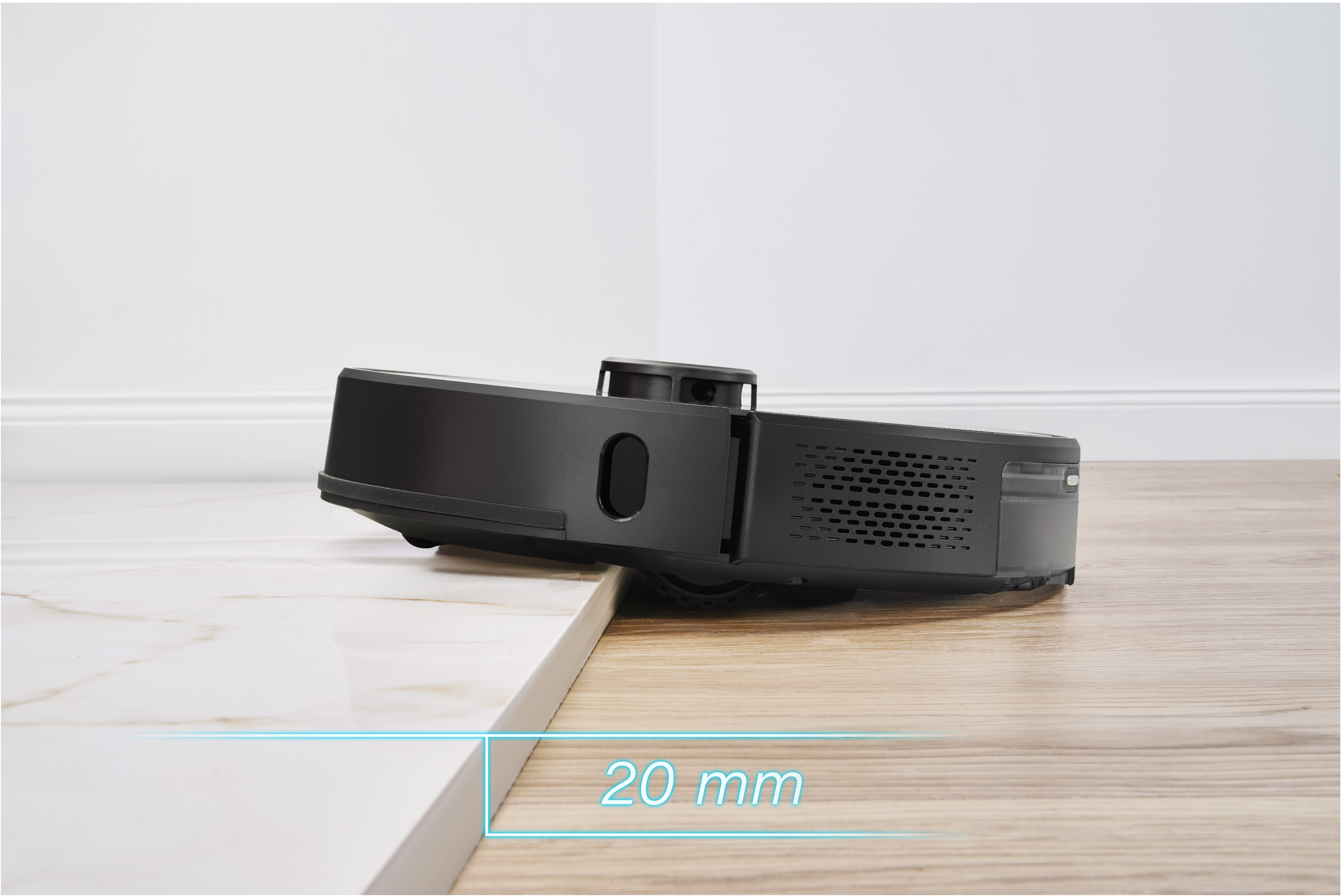 Fekete robotporszívó márvány felületen, 20 mm-es magasságméréssel.