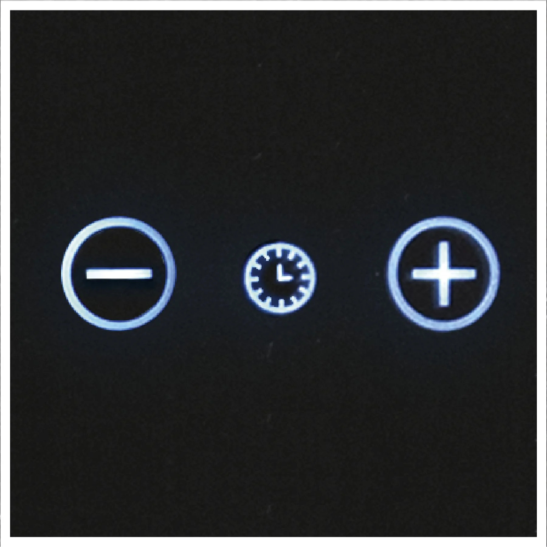 Czarny ekran z trzema białymi ikonami: minus, zegar i plus. Biała obwódka.