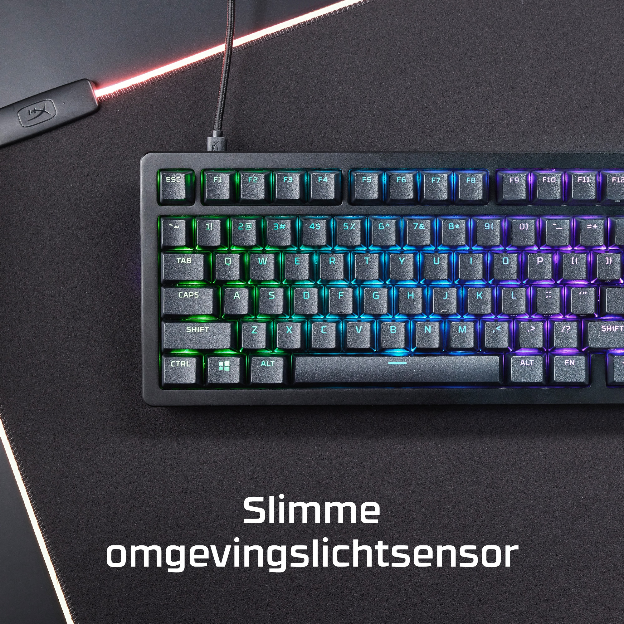 Black keyboard with RGB lighting. Keys are labeled, some with color. Text reads, 'Slimme omgevingslichtsensor'.