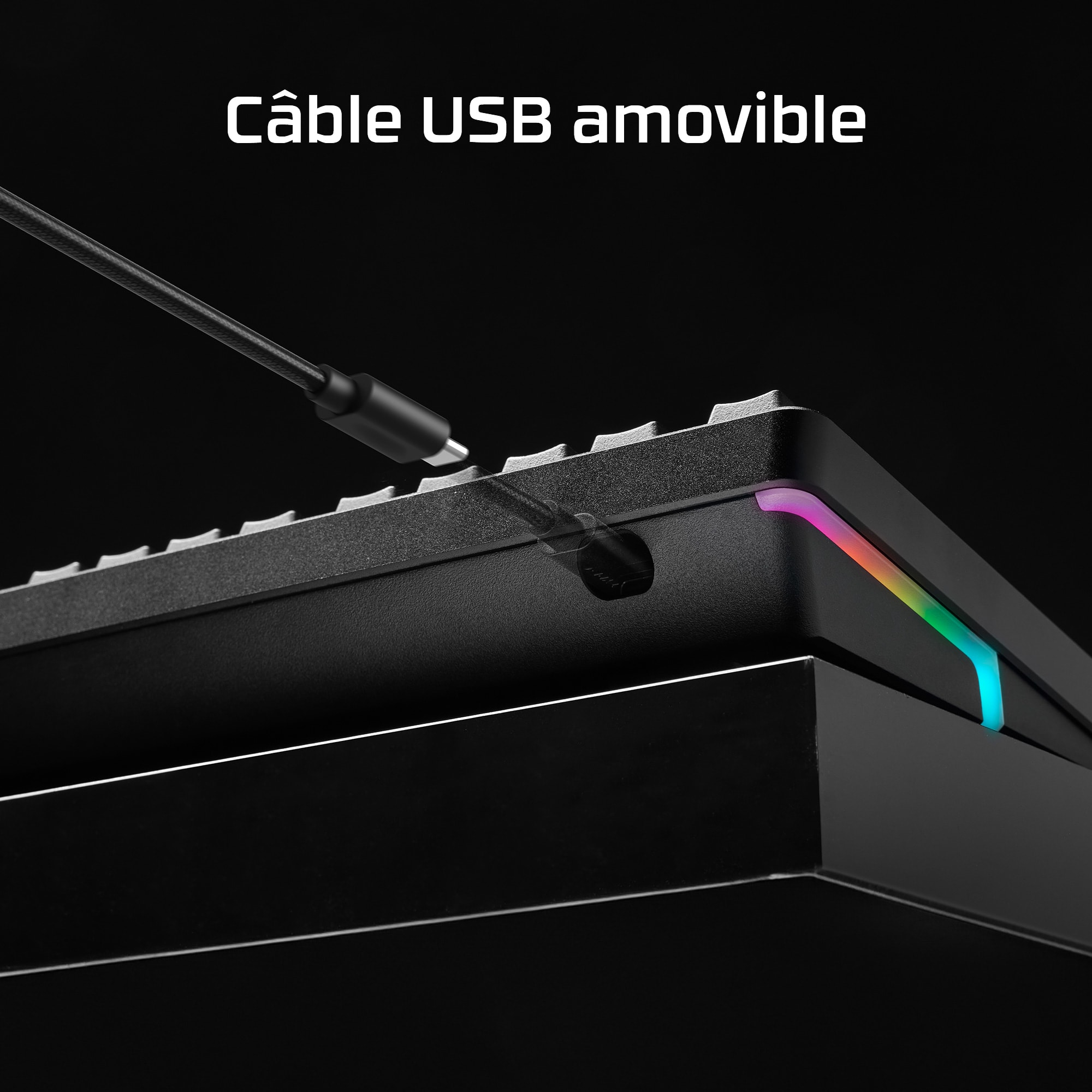 Zwart toetsenbord met USB-C-poort. USB-kabel is aangesloten.