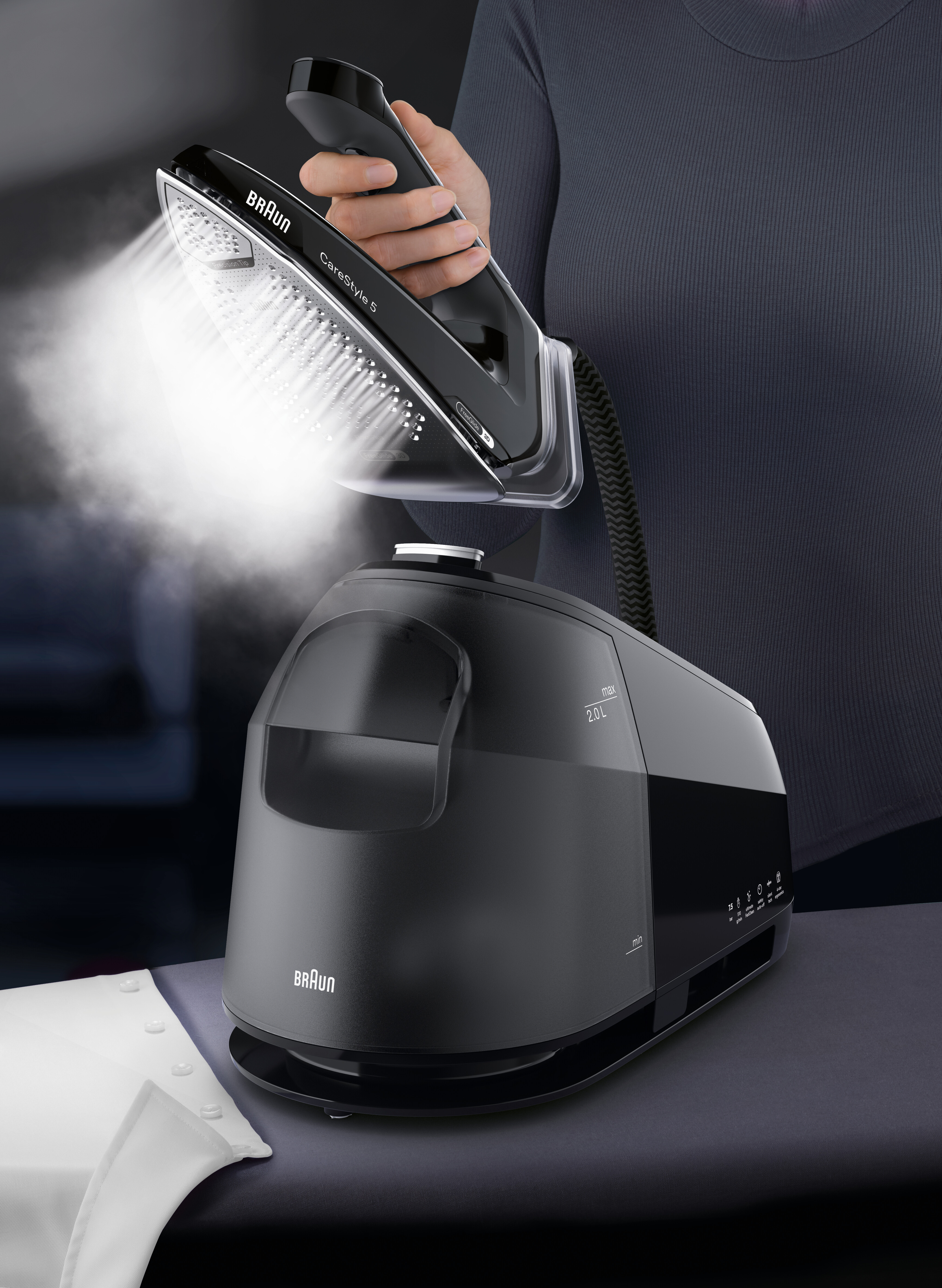 Person, die schwarzes Braun CareStyle 5 Bügeleisen verwendet.