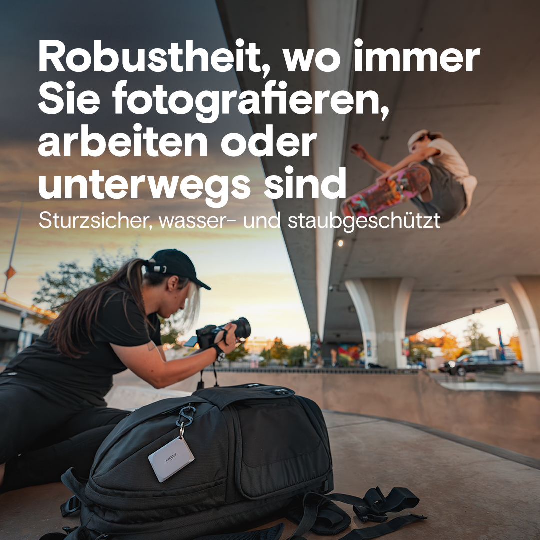 Eine Frau fotografiert mit einer Kamera, im Hintergrund ein Skateboarder.