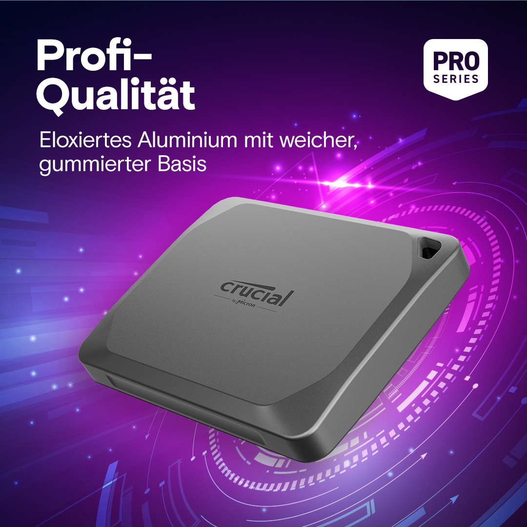 Eine dunkelgraue externe Festplatte in einer Box. Die Box hat das Crucial-Logo und den Text 'PRO SERIES'.