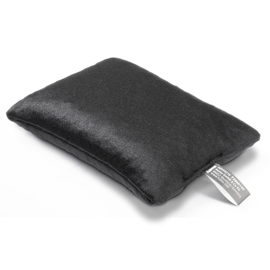 Almohada rectangular negra con etiqueta y fondo blanco.