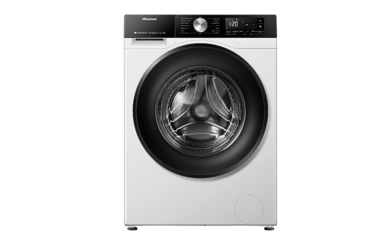 Weiße Hisense Waschmaschine mit schwarzer Tür und Bedienfeld, mit dunklem Hintergrund.