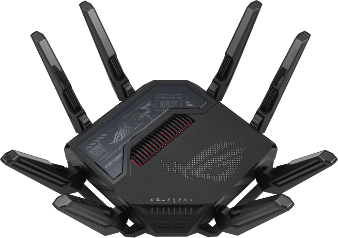 Fekete router több felfelé mutató antennával. Van egy ROG logója. A háttér átlátszó.
