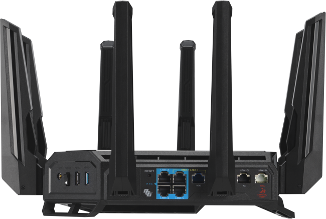 Egy fekete router. Több antennája és portja van a hálózati kapcsolatokhoz a hátulján.