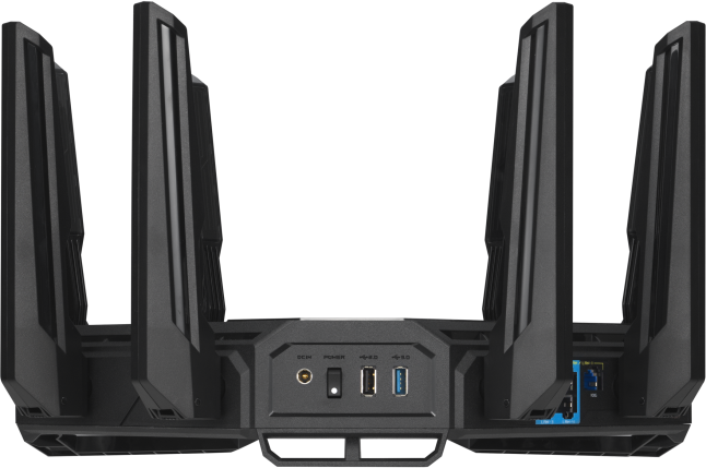 Egy fekete router több antennával fekete háttér előtt.