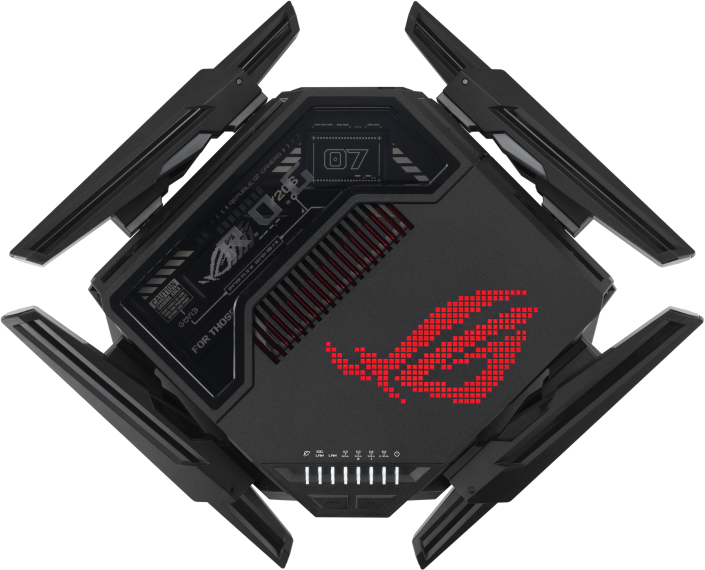 Fekete router antennákkal, piros ROG logóval.