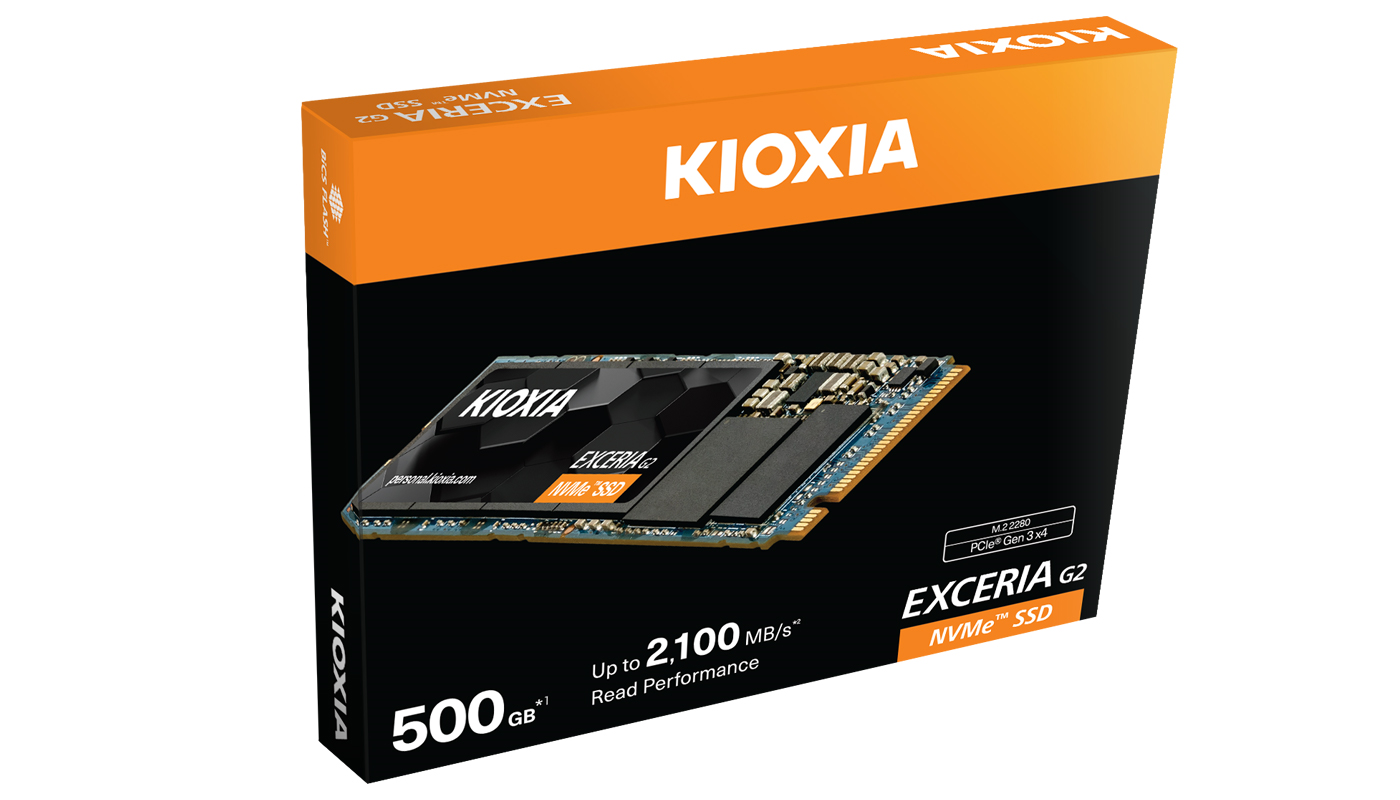 Siyah ve turuncu bir SSD kutusu. Kutu, SSD'yi ve '500GB' ve 'KIOXIA EXCERIA G2 NVMe SSD' yazan metni gösteriyor.