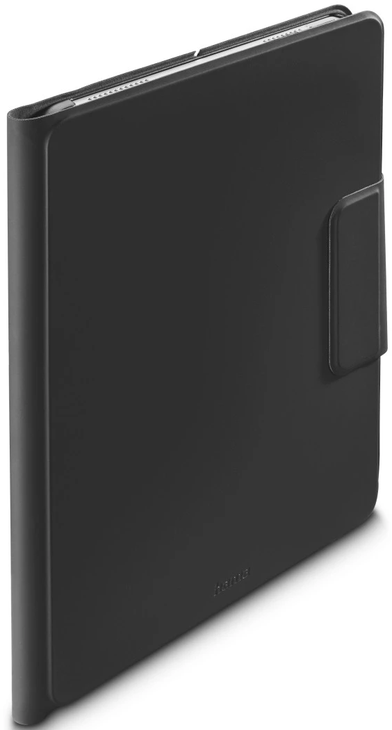 Un étui de tablette noir avec un rabat magnétique. L'étui est fermé et sur fond blanc.