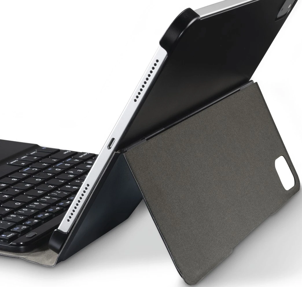 Tablette noire avec étui clavier ouvert, affichant le clavier.
