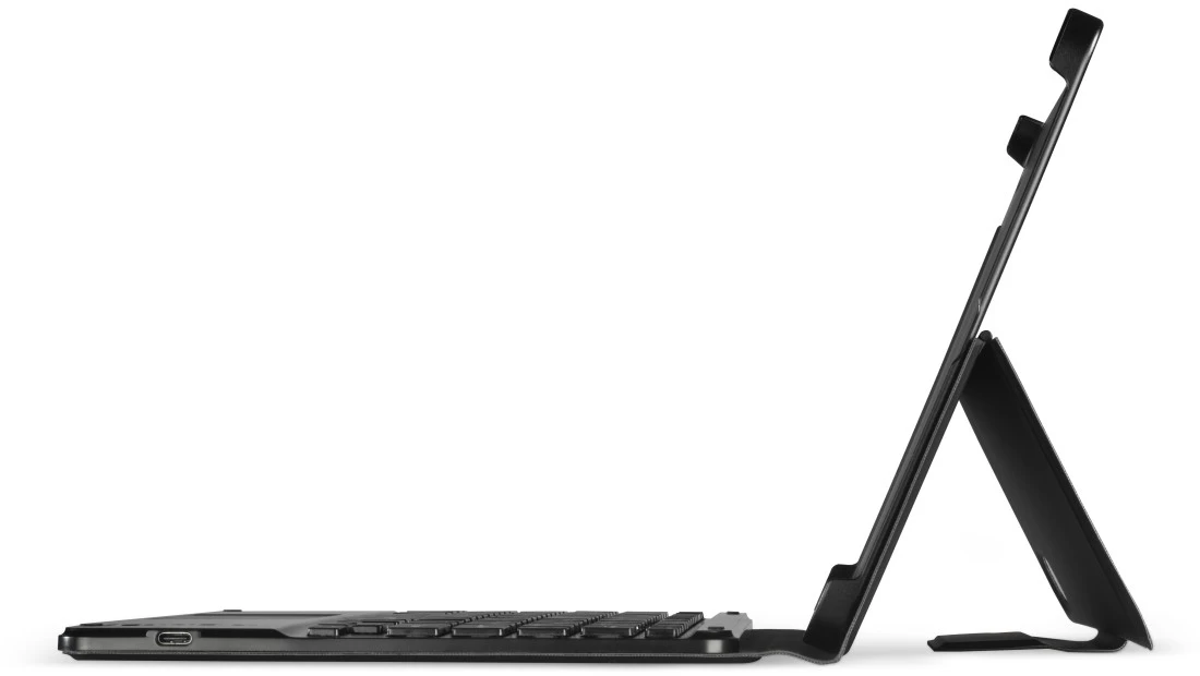 Vue latérale d'une tablette noire avec étui clavier. Elle est relevée, montrant l'écran et le clavier.