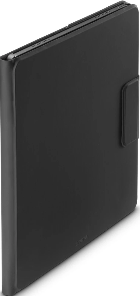 Schwarze iPad-Hülle, geschlossen, mit Klappe und dem Markennamen 'hama' unten.