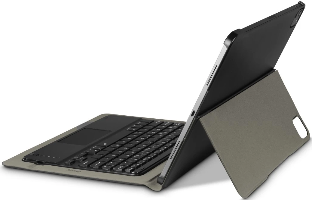 Tablet mit Tastaturhülle, zum Gebrauch aufgestellt, Tastatur sichtbar.