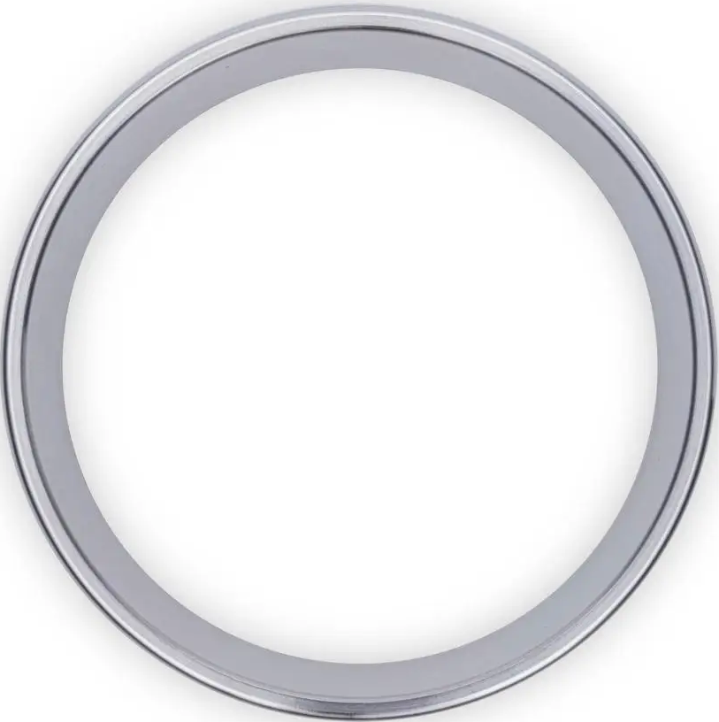 Anello d'argento, vista dall'alto. Circolare, lucido, con un design semplice ed elegante.