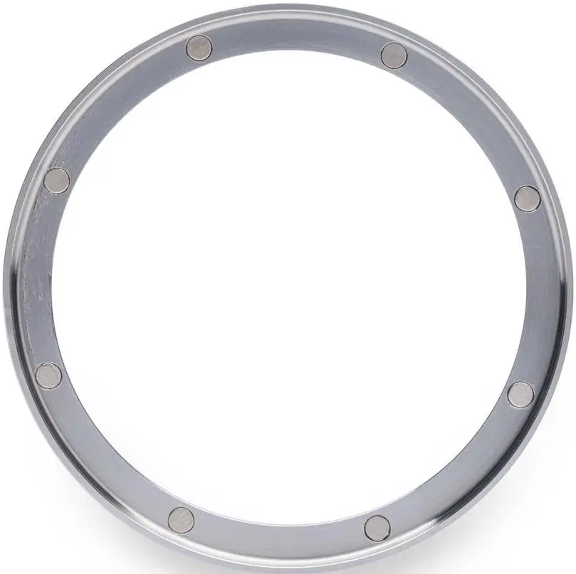 Un anello argentato con magneti incorporati. L'anello è circolare e lucido. Ci sono otto piccoli magneti.