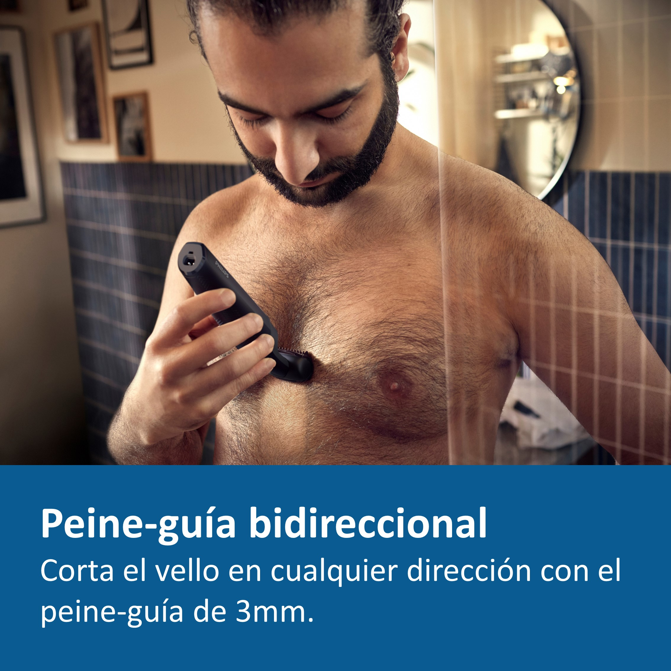 Un hombre recortando el vello del pecho con un recortador eléctrico Philips en el baño.