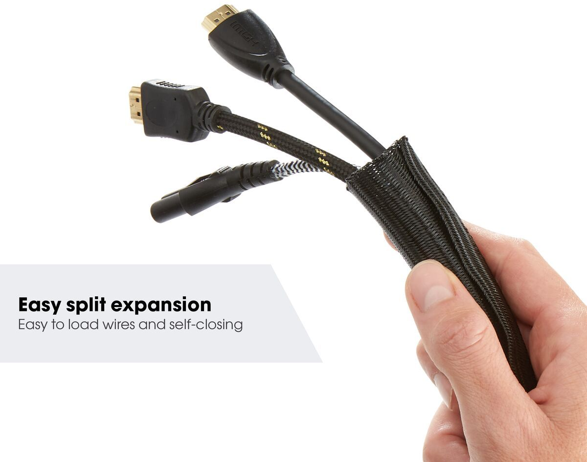 Hand hält mehrere HDMI- und andere Kabel in einer schwarzen, erweiterbaren Hülse.
