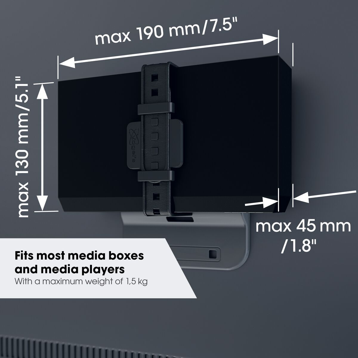 Schwarze Media-Box an einer Wand mit Riemen befestigt. Maße in mm/Zoll.