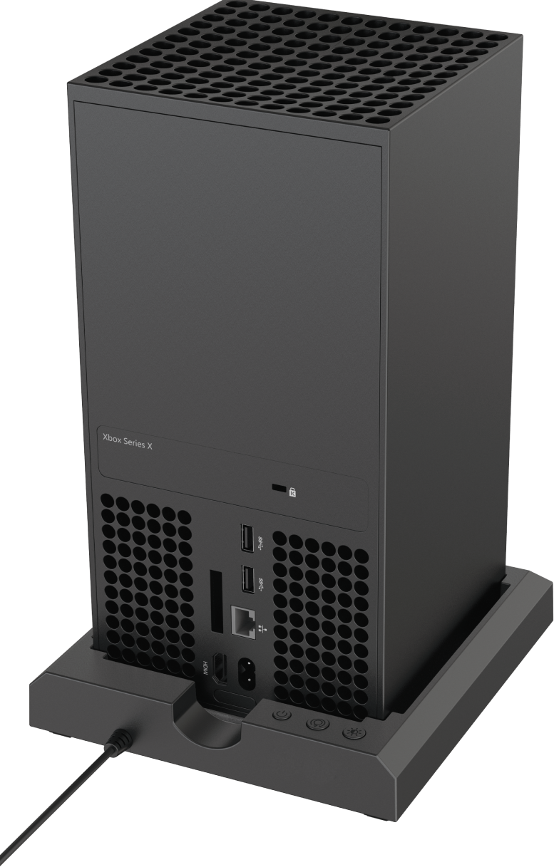 Fekete Xbox Series X konzol állványon, portokkal és tápkábellel.