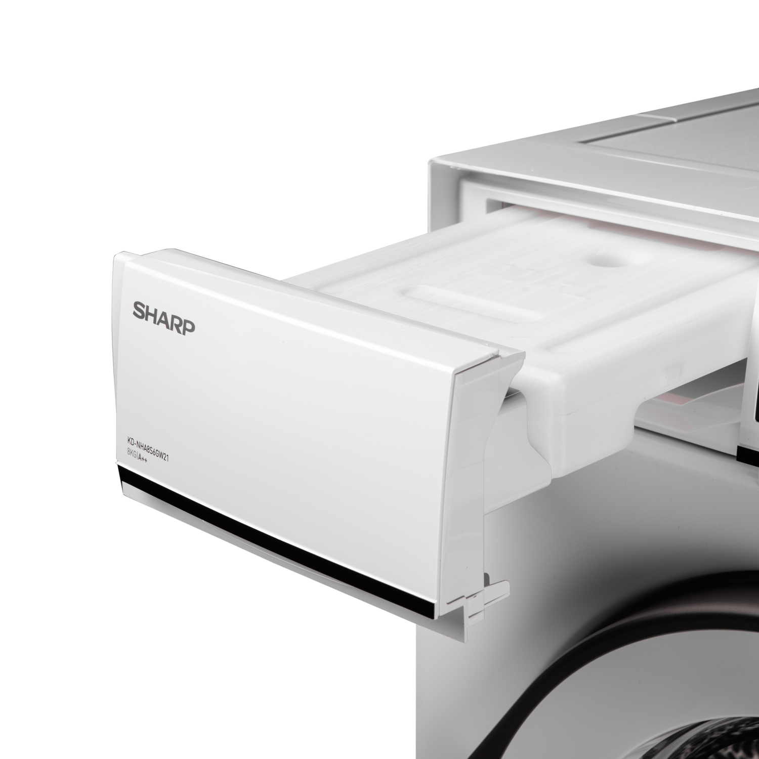 Gros plan sur un tiroir de machine à laver blanc. Le tiroir est partiellement sorti. Fond blanc.