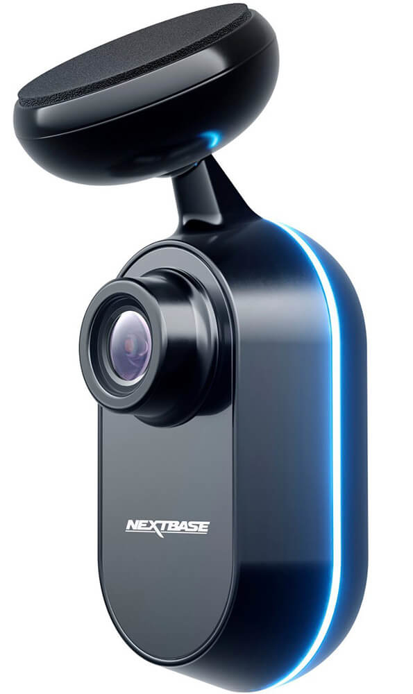 Czarna kamera samochodowa z niebieskim światłem. Ma zakrzywiony kształt i uchwyt magnetyczny.