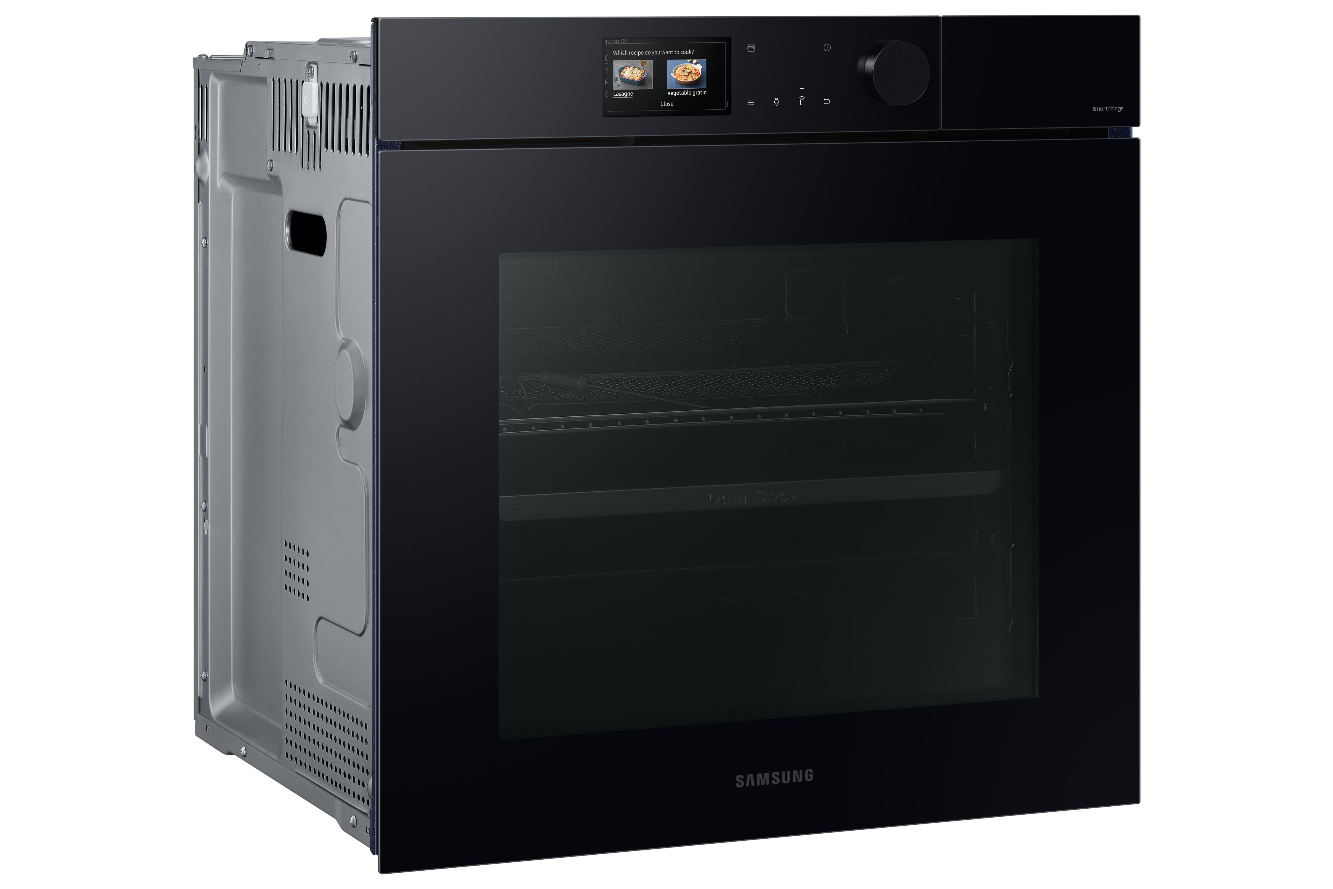 Ein schwarzer Samsung-Backofen mit Touchscreen-Display, Drehknopf und Glastür. Der Innenraum ist sichtbar.