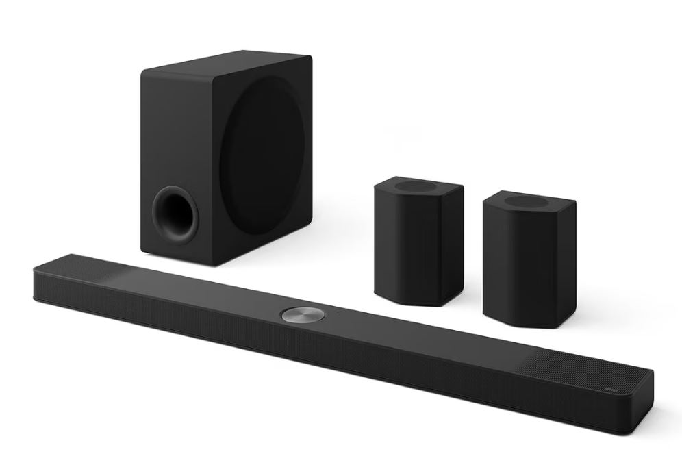 Siyah soundbar, subwoofer ve iki uydu hoparlör beyaz bir arka plan üzerinde.
