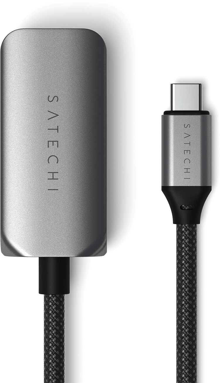 Két ezüst Satechi USB-C adapter, egy kábellel, fehér háttér előtt.