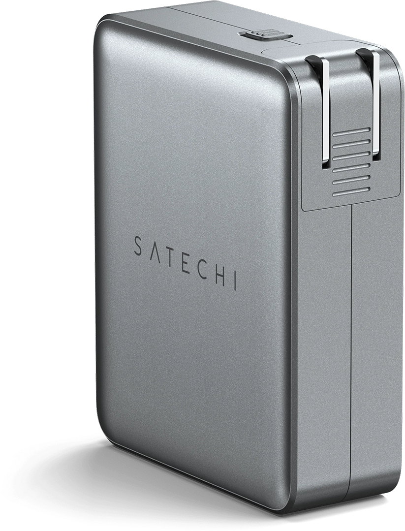 Ezüst power bank a 'SATECHI' névvel az elején, ferdén.
