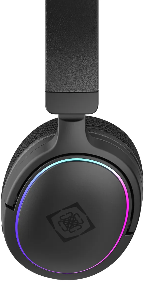 Cuffie da gioco nere con luci RGB. Il padiglione auricolare ha un logo. La fascia è nera.