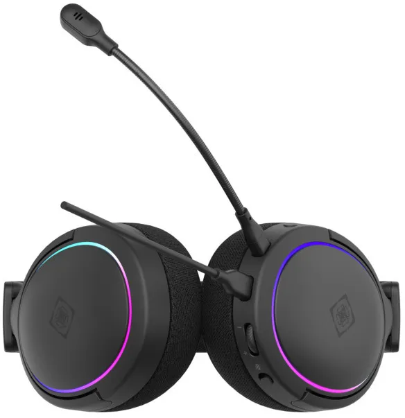 Cuffie da gioco nere con microfono. I padiglioni hanno illuminazione RGB e pulsanti.