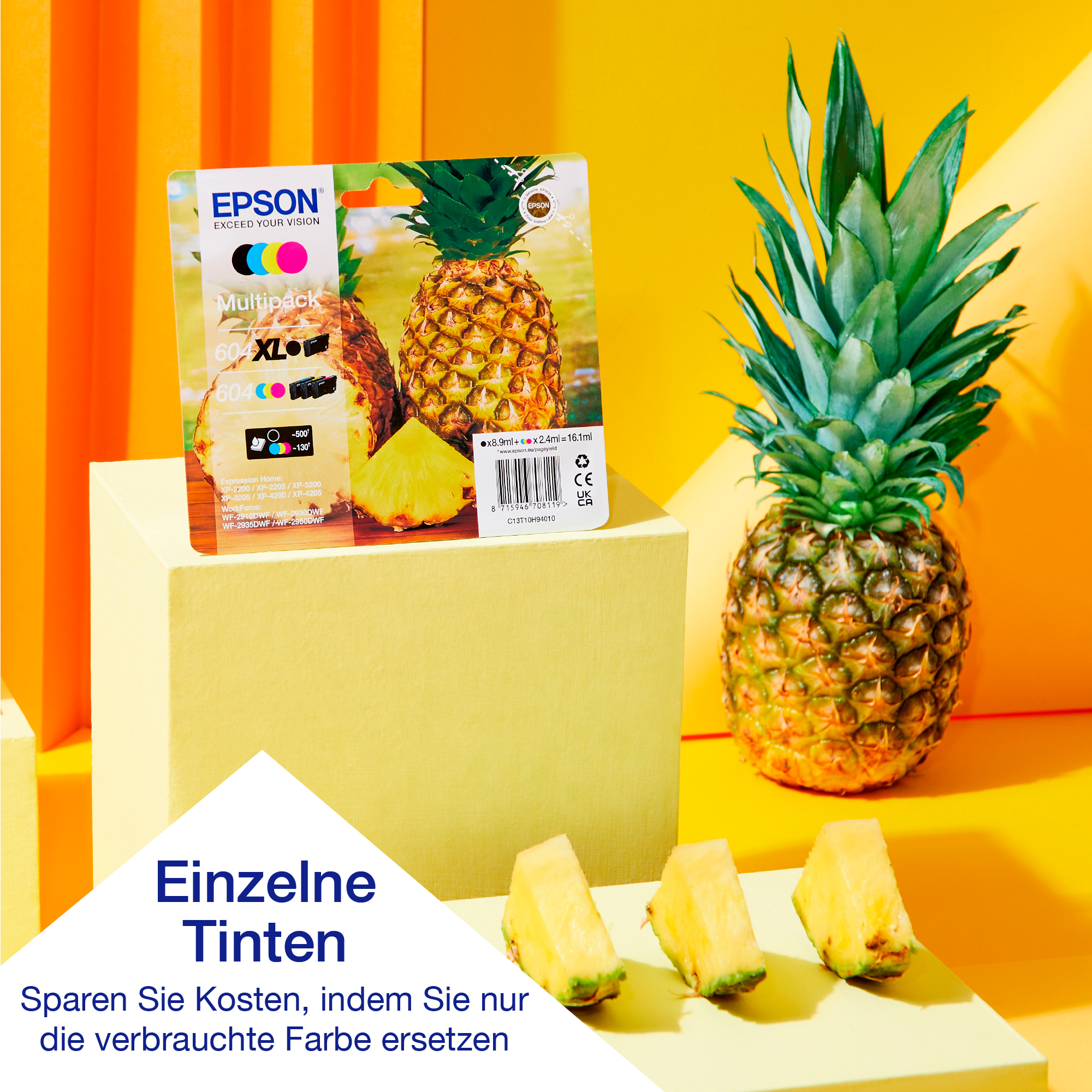 Epson Tintenpatronen und Ananas. Ananas hat einen aufgeschnittenen Abschnitt und Scheiben davor.