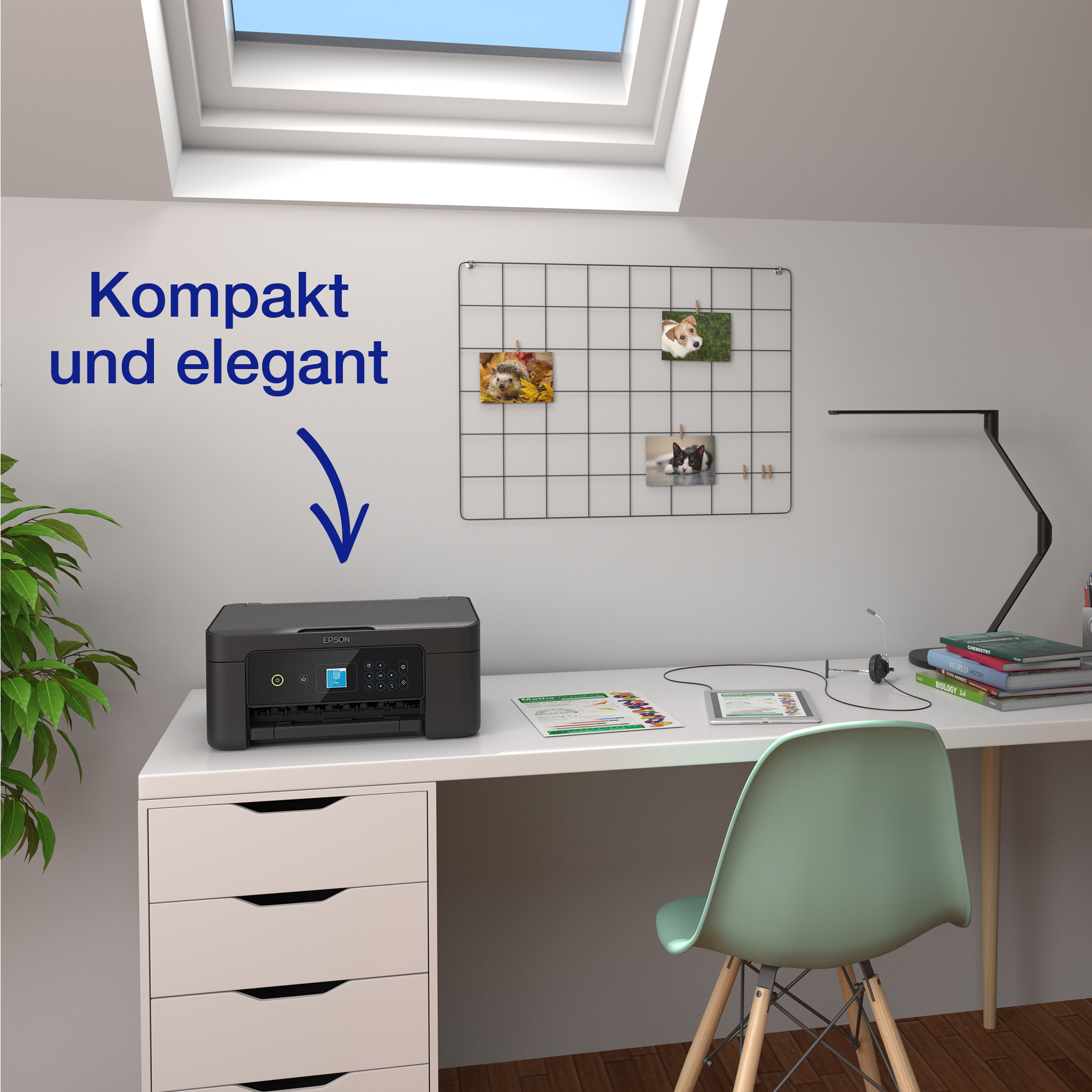 Schwarzer Drucker auf weißem Schreibtisch. Ein Raster mit Fotos hängt darüber. Ein Fenster ist sichtbar.