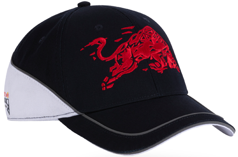 Eine schwarze Baseballkappe mit weißer Seite und rotem Red Bull Logo. Nahaufnahme.