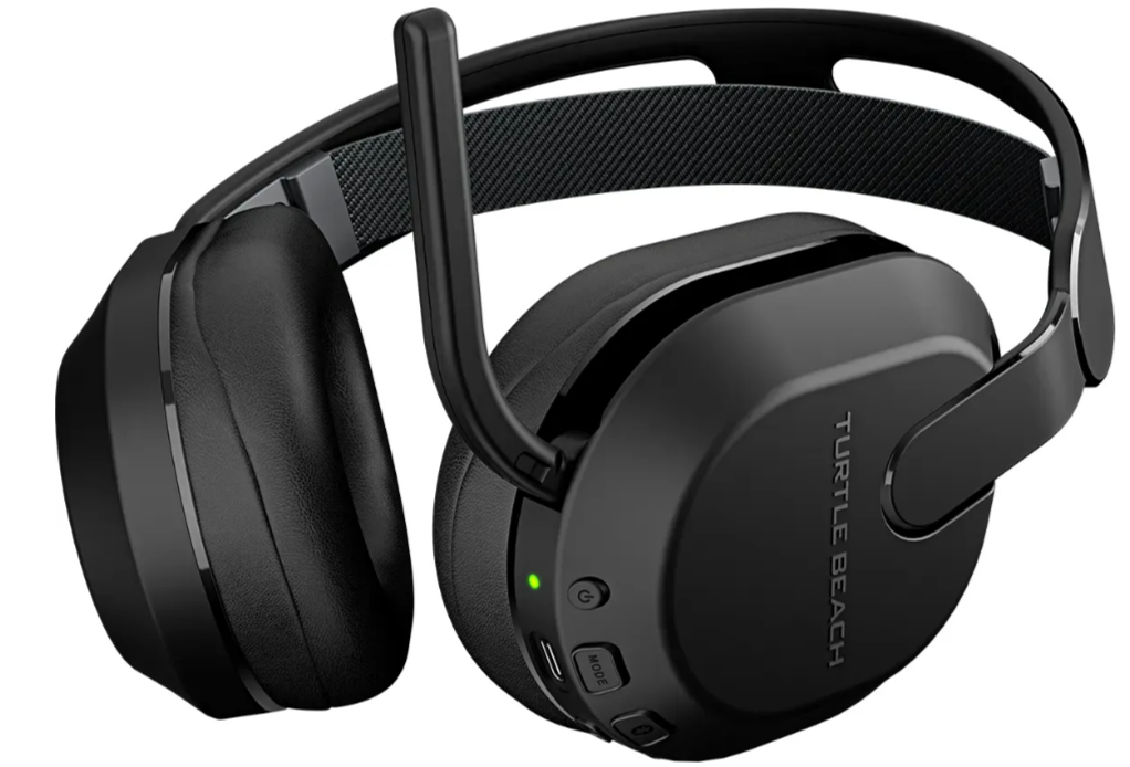 Schwarze Kopfhörer mit Mikrofonarm, an der Seite mit „TURTLE BEACH“ beschriftet.
