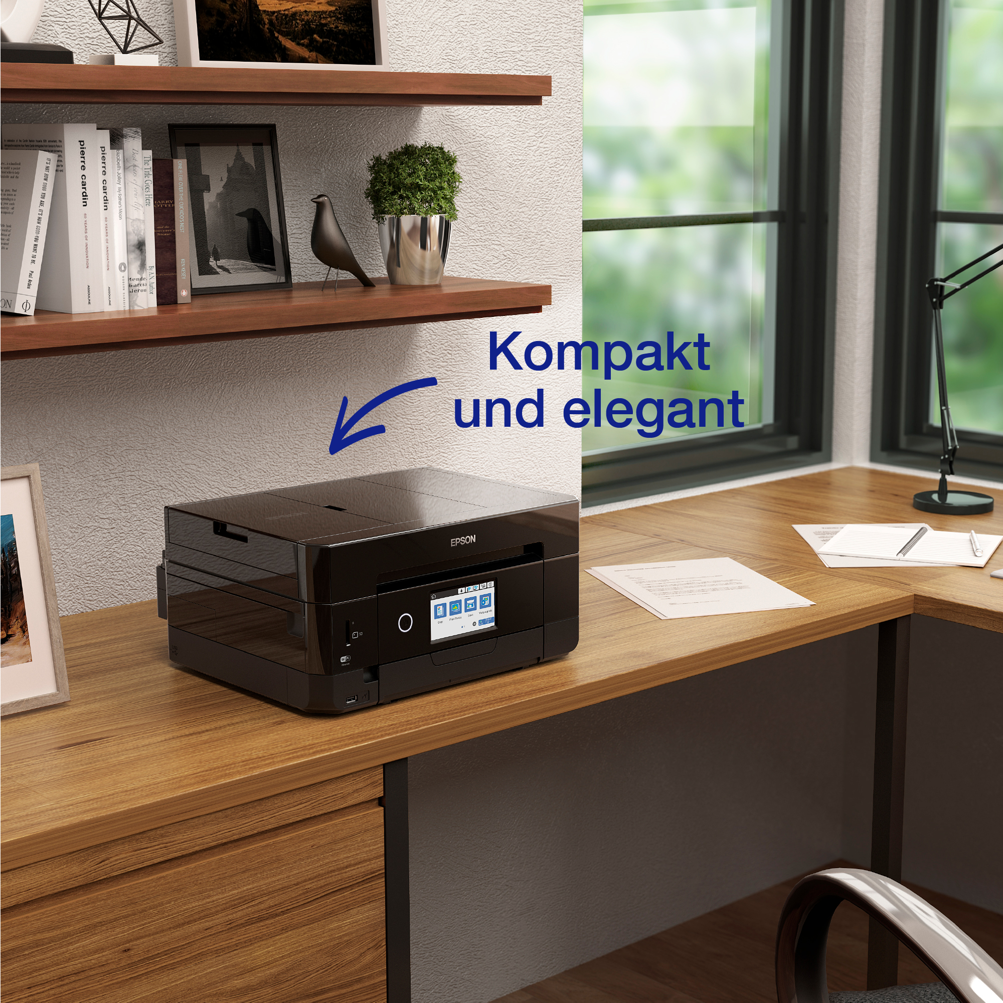 Schwarzer Drucker auf einem Holzschreibtisch. Der Text besagt, dass er kompakt und elegant ist.