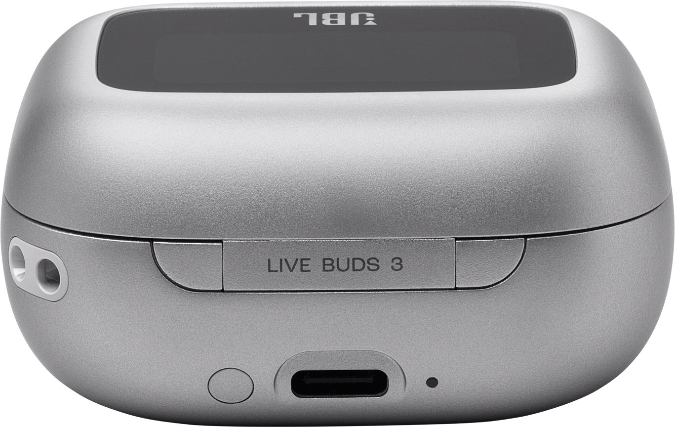 Silbernes JBL Live Buds 3 Ladecase. Das Case ist oval. Die Oberseite hat ein schwarzes Panel mit JBL-Logo.
