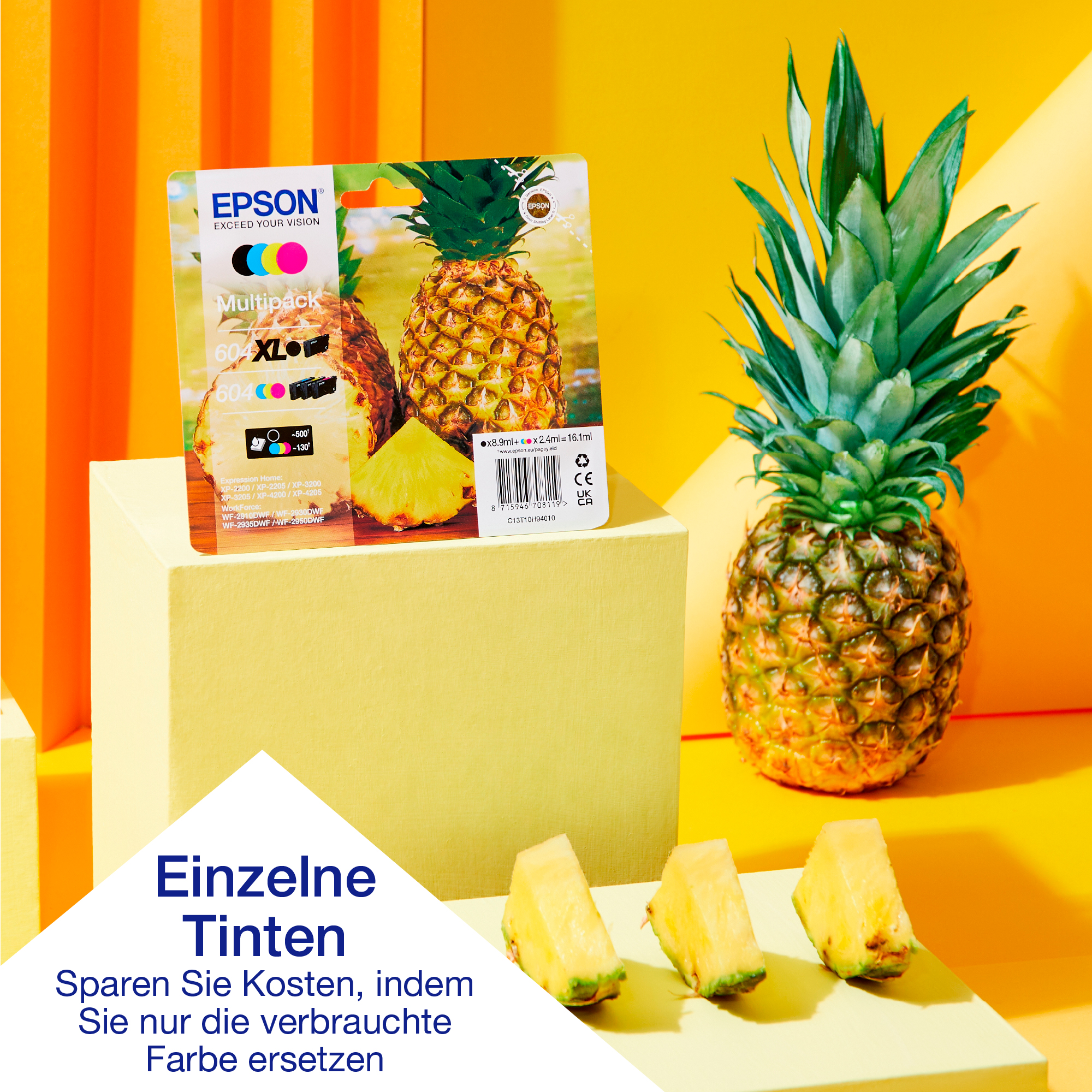 Epson-Tintenpatronenpackung neben einer Ananas. Ananasstücke und gelber Hintergrund.