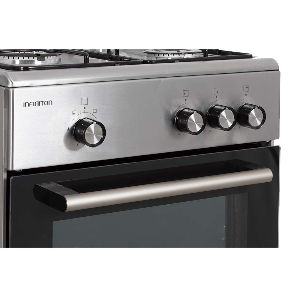 Una estufa de gas de acero inoxidable con cuatro quemadores y mandos de control. El horno es negro.