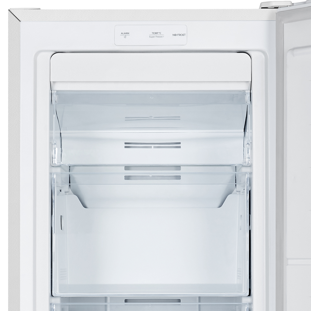 Refrigerador blanco abierto con cajones y estantes transparentes. Arriba tiene controles de alarma y temperatura.