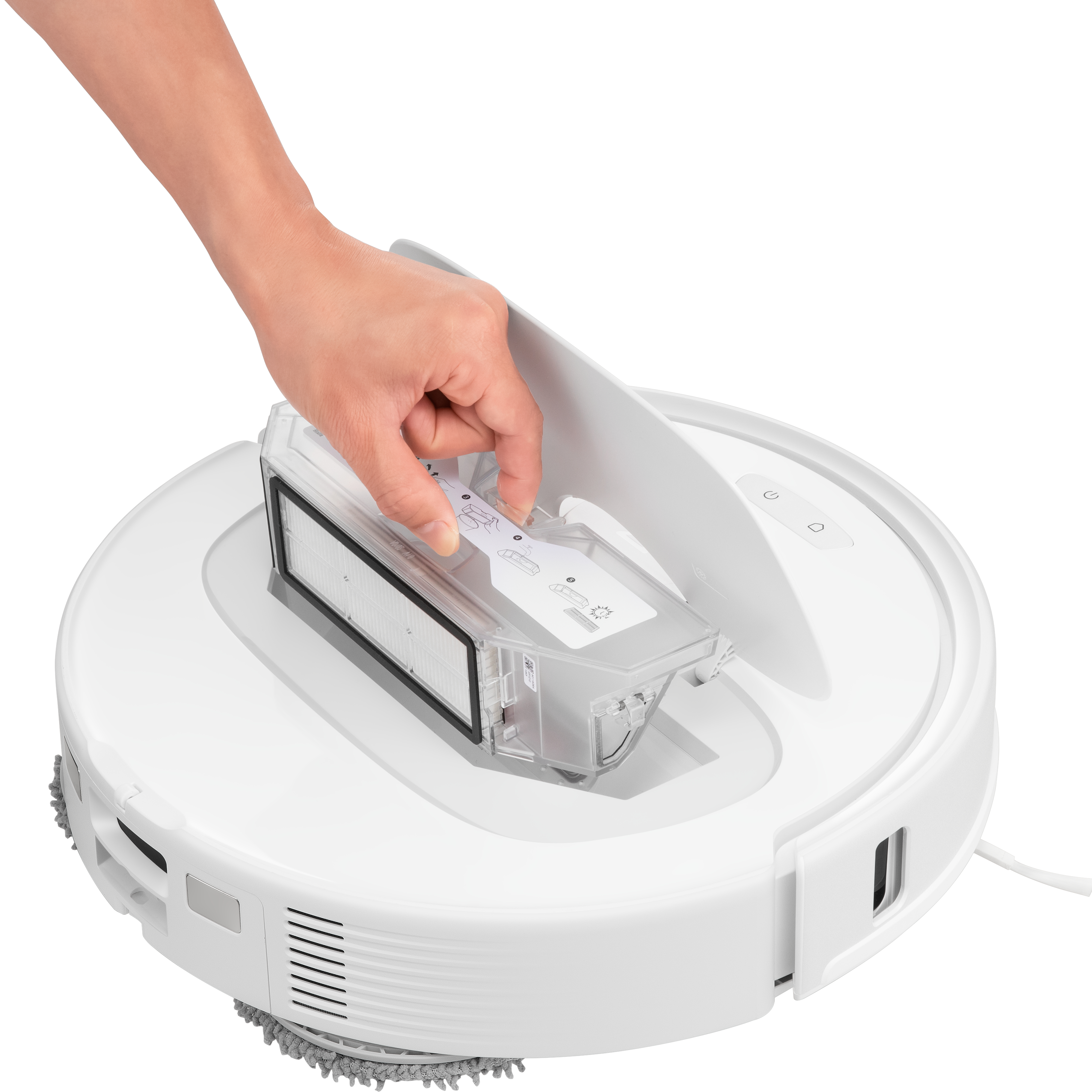 Eine Hand entfernt den Filter aus einem weißen Roboter-Staubsauger. Nahaufnahme.